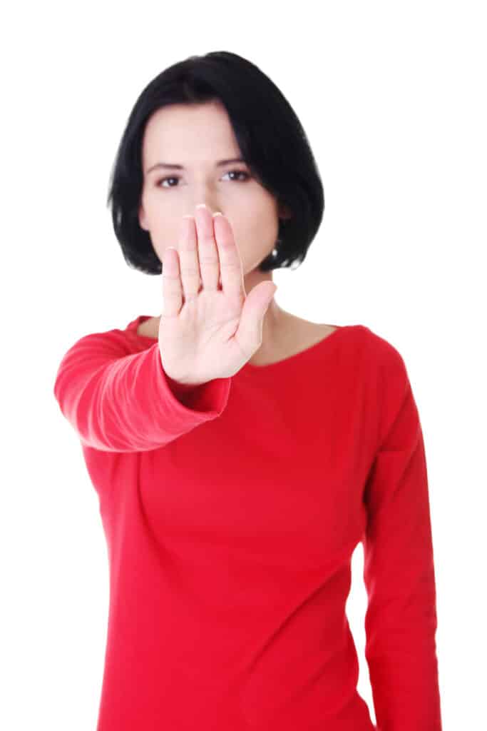 Femme qui fait signe de s'arrêter