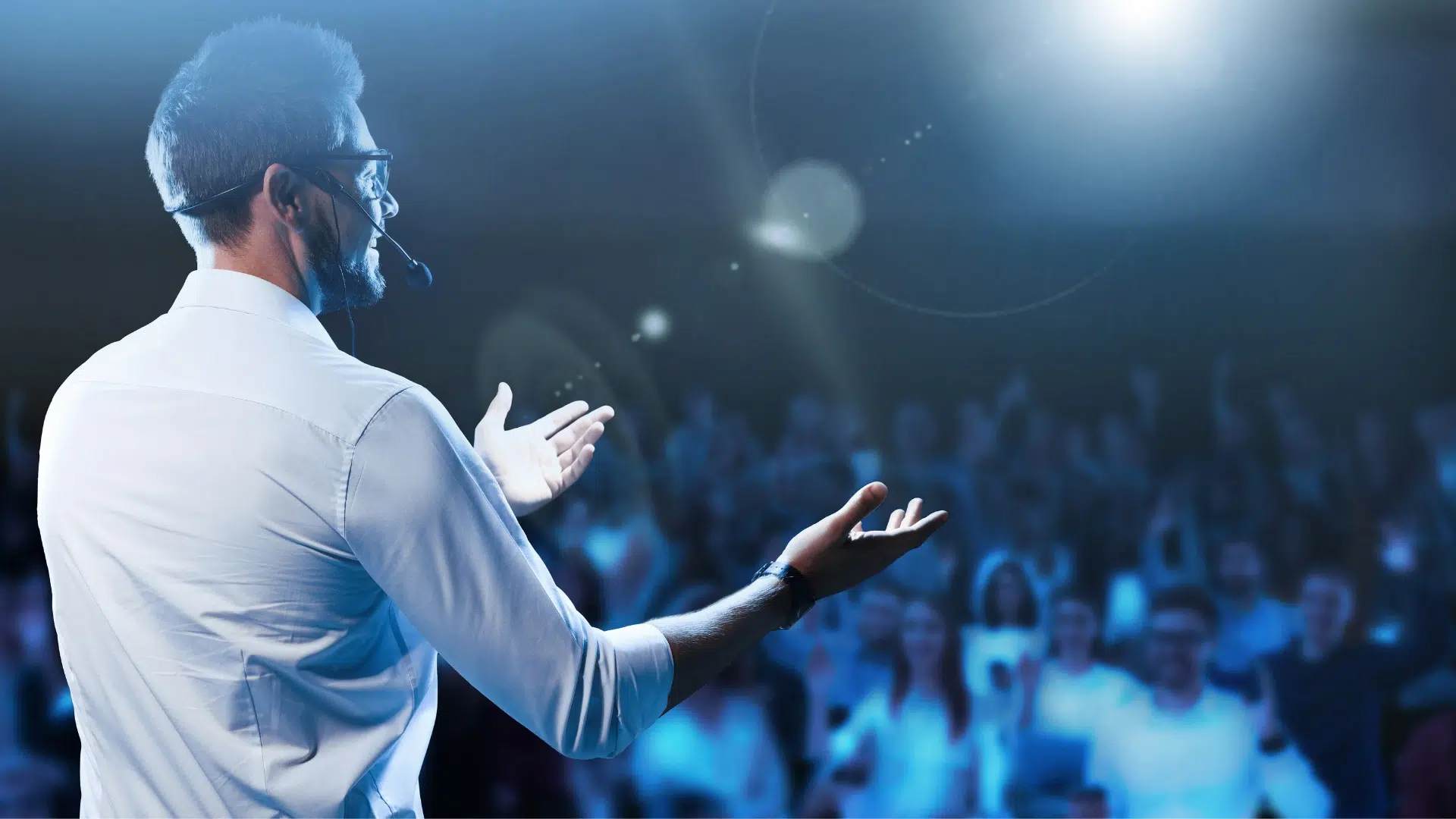 Homme qui prend la parole devant un public